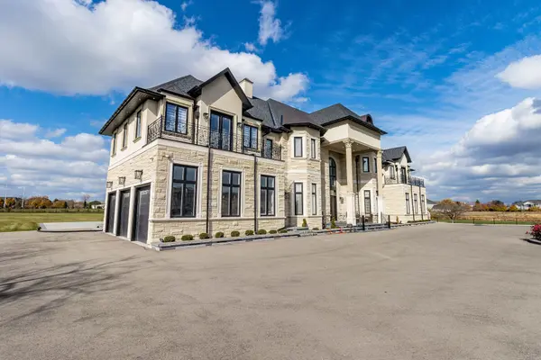 27 Morris CT, Brampton, ON L6P 0G7