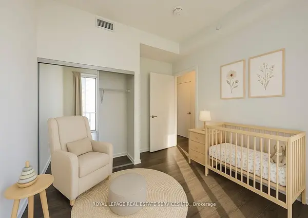 3900 Confederation Pkwy #4203, Mississauga, ON L5B 0M3