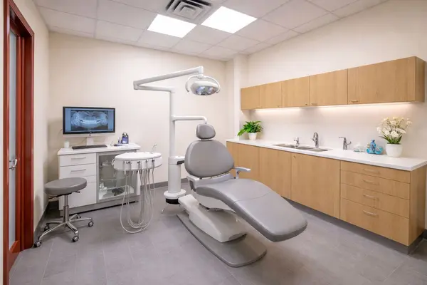 2182 Dundas ST, Toronto W01, ON M6R 1X3