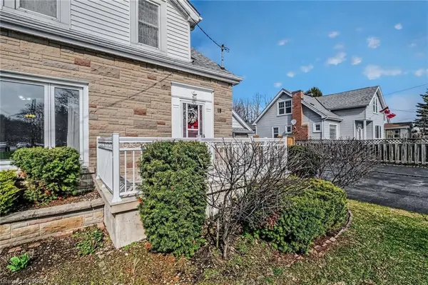 19 Lyndsay ST, Brantford, ON N3T 2C5