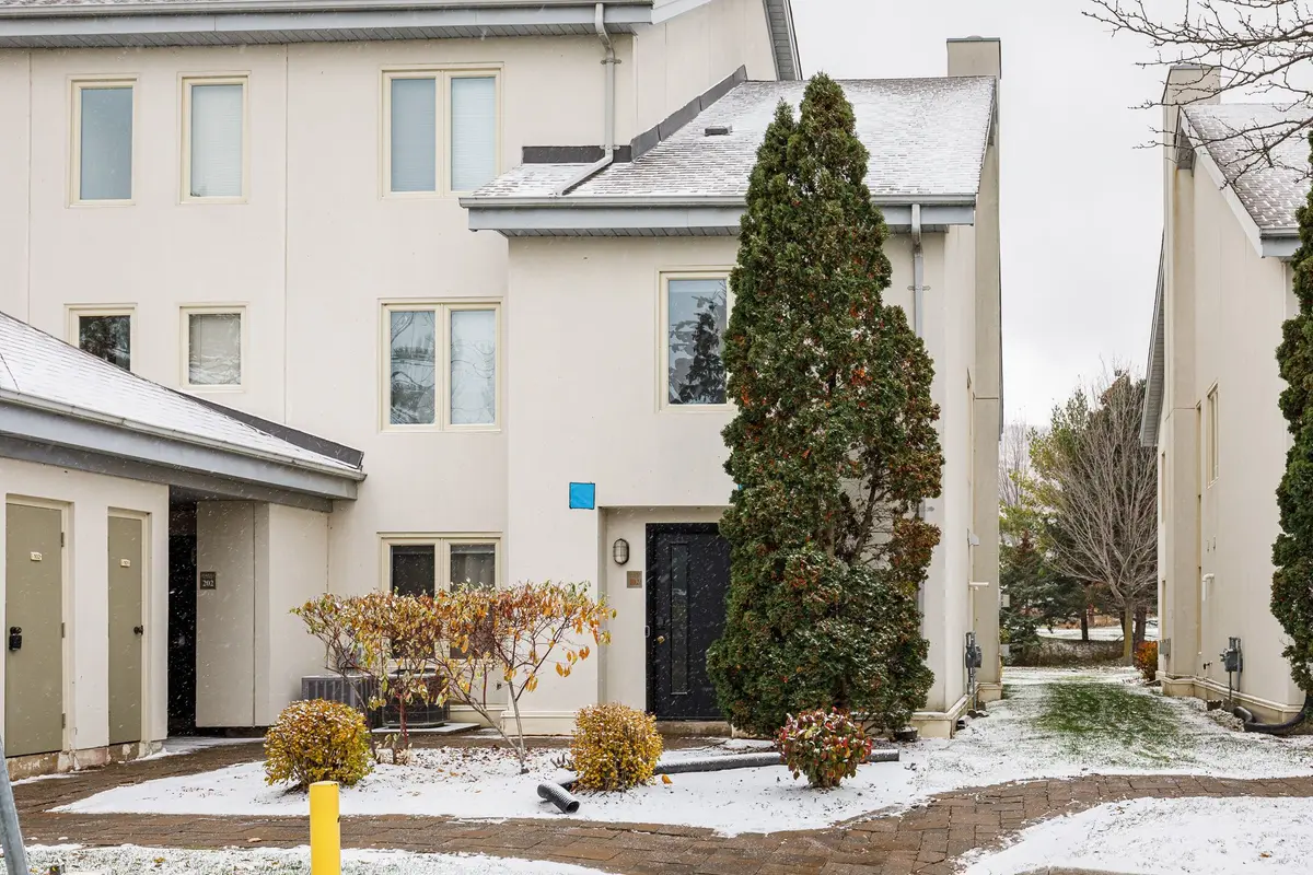 110 Fairway CT #102, Blue Mountains, ON L9Y 0P8