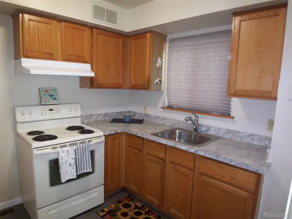 18708 Kendell CT, Clinton Charter Township, MI 48035