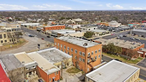 100 W Central Avenue, Comanche, TX 76442