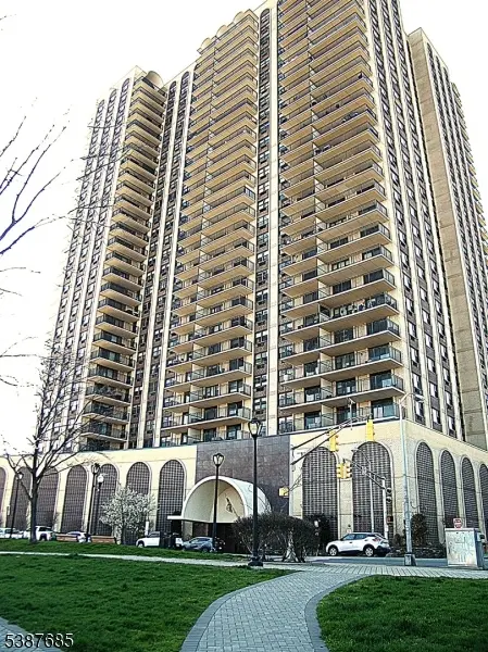 7855 Boulevard East #11F, North Bergen Twp., NJ 07047