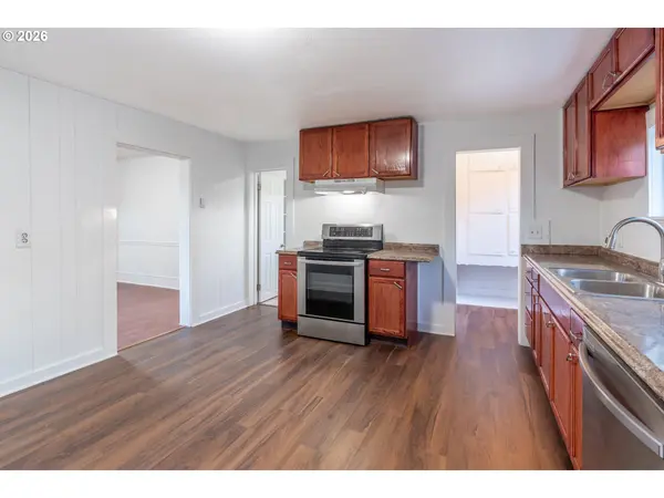 903 S 3RD AVE, Kelso, WA 98626