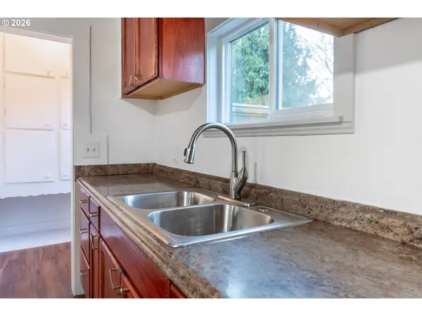 903 S 3RD AVE, Kelso, WA 98626