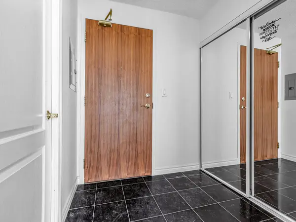 3830 Bathurst ST #512, Toronto C06, ON M3H 6C5