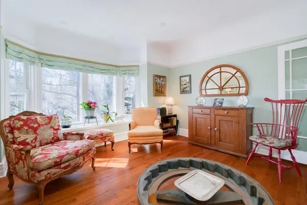 56 Poplar Plains RD, Toronto C02, ON M4V 2M8