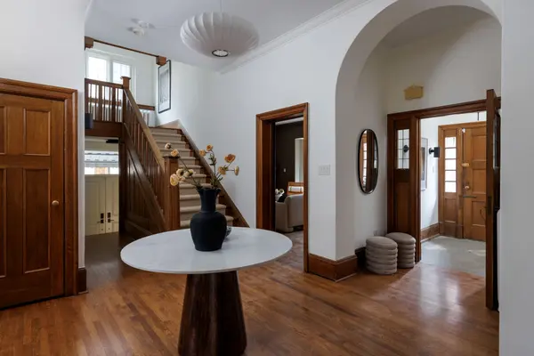 134 Lyndhurst AVE, Toronto C02, ON M5R 2Z9