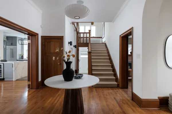 134 Lyndhurst AVE, Toronto C02, ON M5R 2Z9