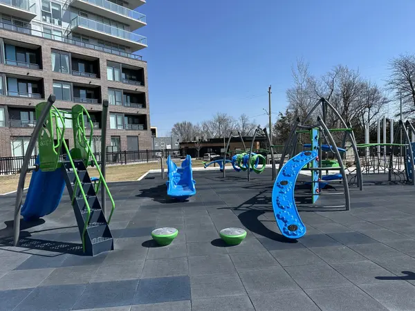 185 Deerfield RD #1404, Newmarket, ON L3Y 0G7