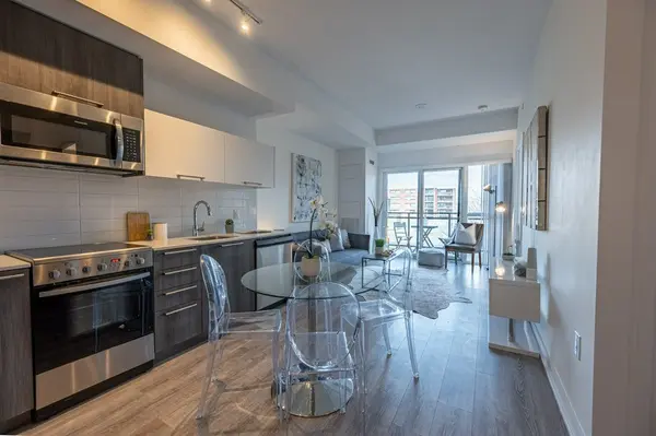 25 Neighbourhood LN #512, Toronto W07, ON M8Y 0C4