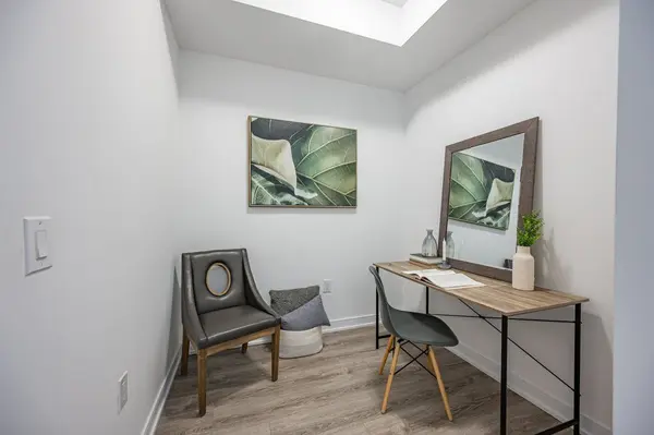 25 Neighbourhood LN #512, Toronto W07, ON M8Y 0C4