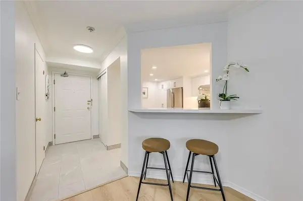 5080 Pinedale AVE #902, Burlington, ON L7L 5V7