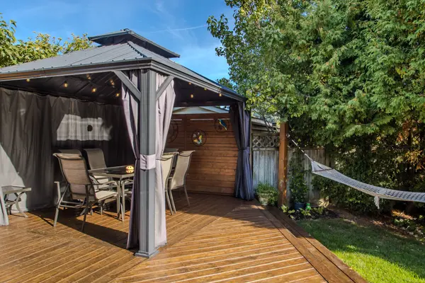 209 Portage LN, Hamilton, ON L0R 1W0