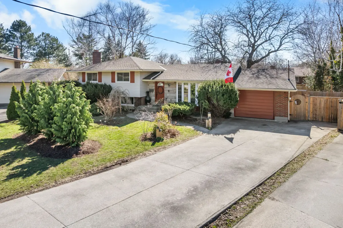 8 Saturn CT, St. Catharines, ON L2M 2T1