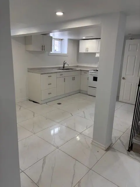 304 Frontenac AVE S #lower, Vanier And Kingsview Park, ON K1L 6K9