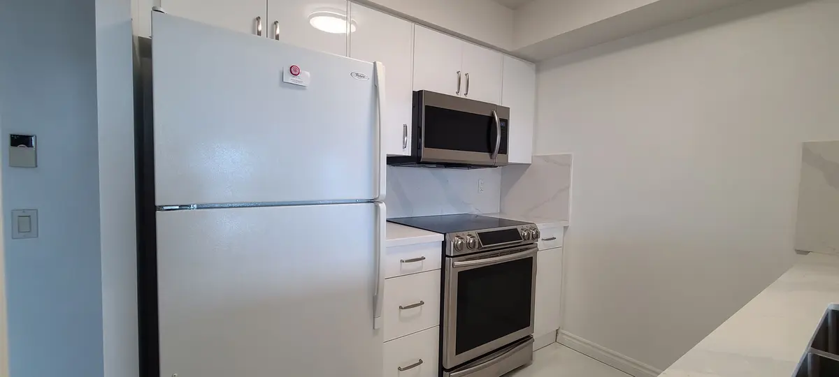 18 Mondeo DR #1422, Toronto E04, ON M1P 5C8