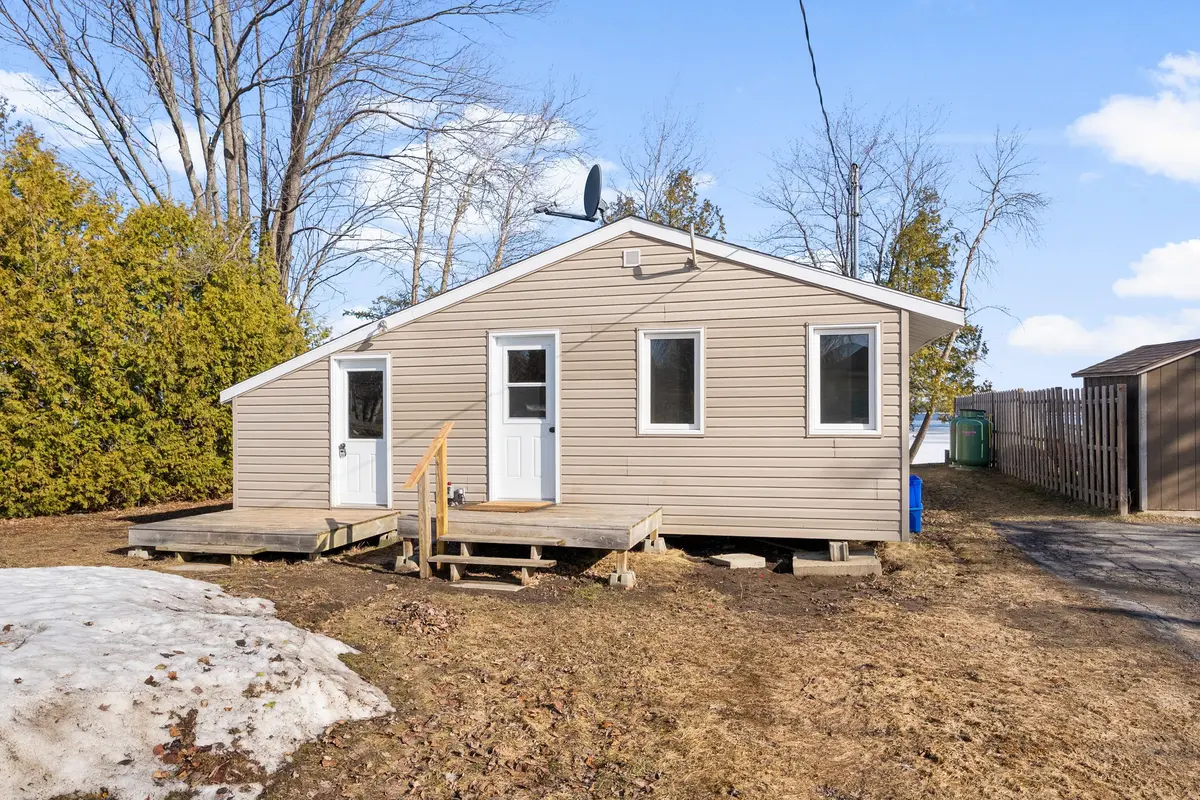 33 B Oakdale LN, Horton, ON K7V 3Z8
