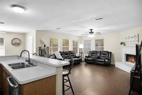 313 Angela Drive, Burleson, TX 76028