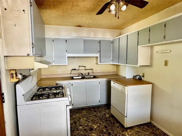 413 E Locust Street, Whitewright, TX 75491