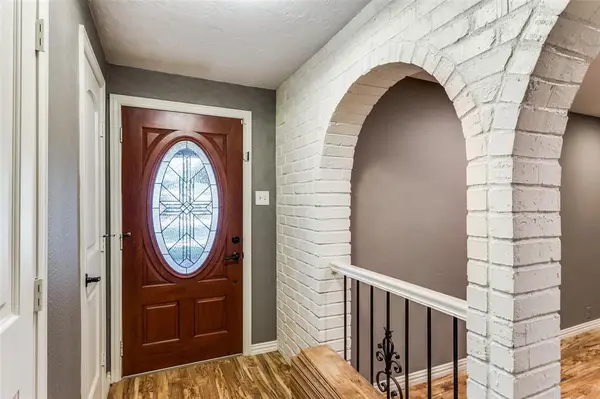 102 Hillside Drive W, Burleson, TX 76028