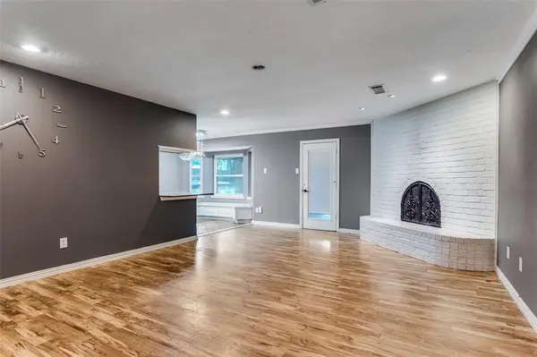 102 Hillside Drive W, Burleson, TX 76028