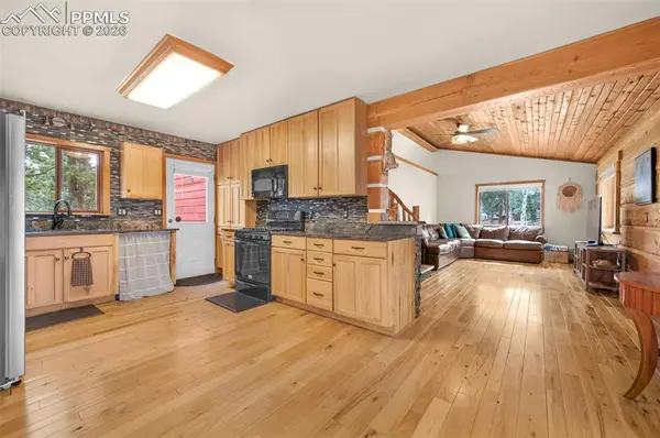 18 Holiday DR, Woodland Park, CO 80863