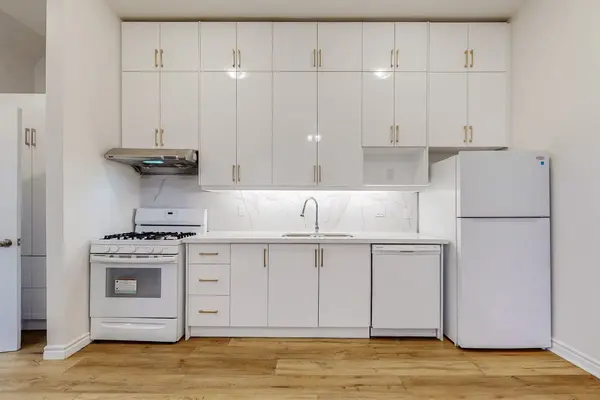 105-107 Spadina RD, Toronto C02, ON M5R 2T1