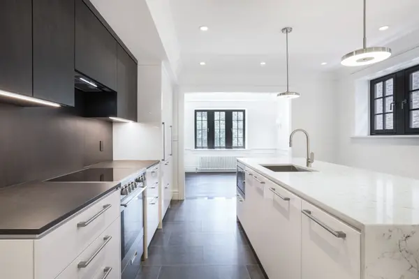 2 Clarendon AVE #201, Toronto C02, ON M4V 1H9