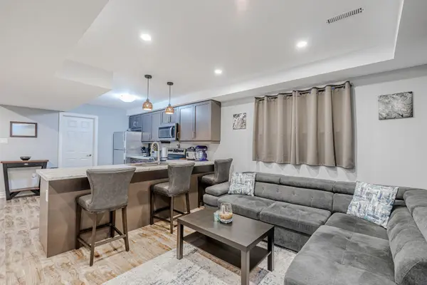 30A Hewitt PL, Barrie, ON L4M 7B3