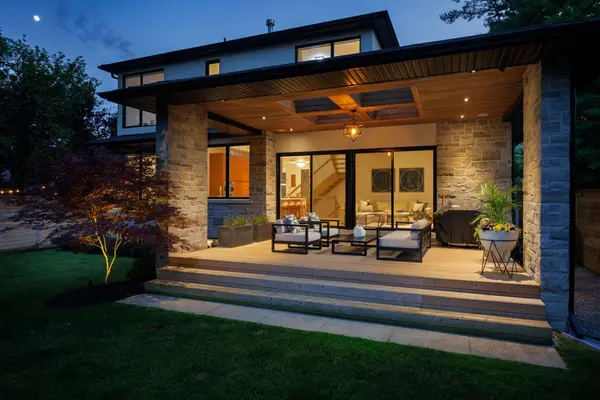 2121 Harvest DR, Mississauga, ON L4Y 1T7