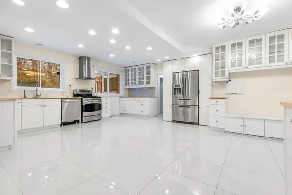 145 Wolfdale AVE, Oakville, ON L6L 4R9