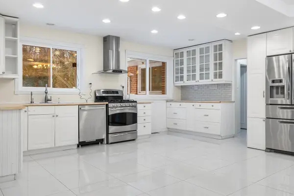 145 Wolfdale AVE, Oakville, ON L6L 4R9