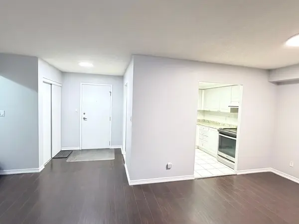 135 Hillcrest AVE #1214, Mississauga, ON L5B 4B1