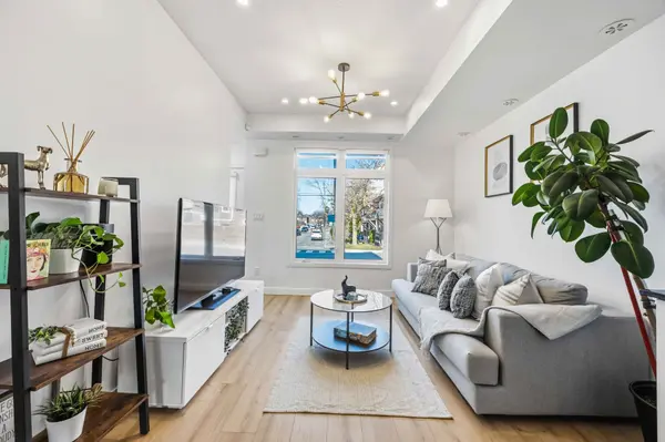 6 Bicknell AVE #1, Toronto W03, ON M6M 0B4