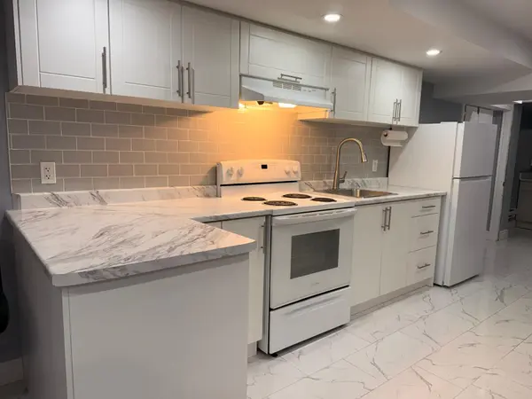 7332 Rosehurst DR, Mississauga, ON L5N 8P1