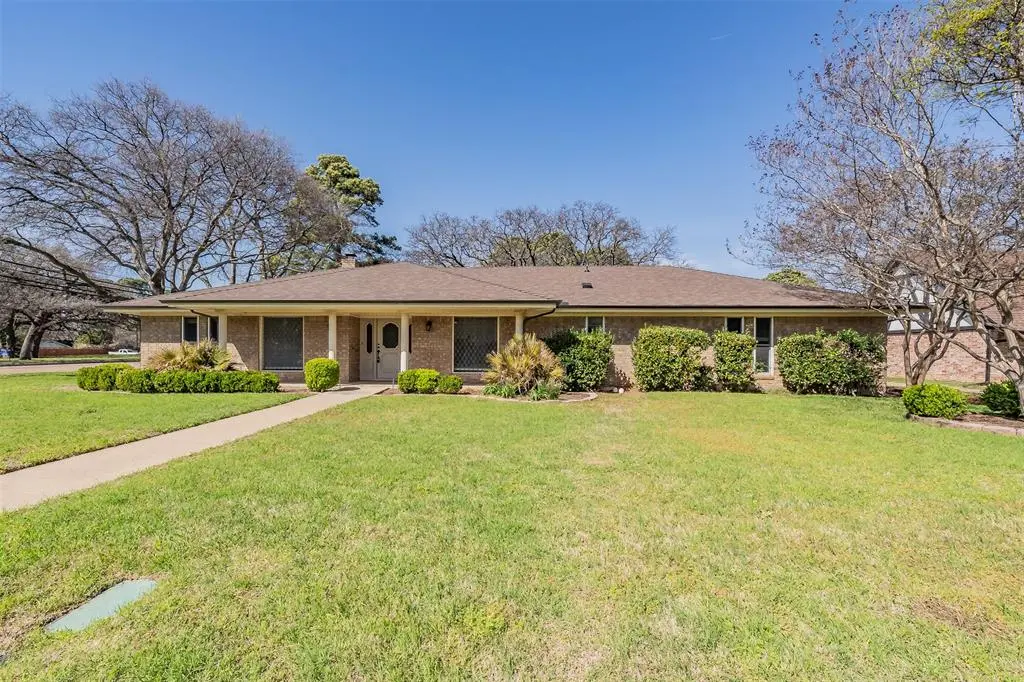 2415 Lakeview Circle, Arlington, TX 76013