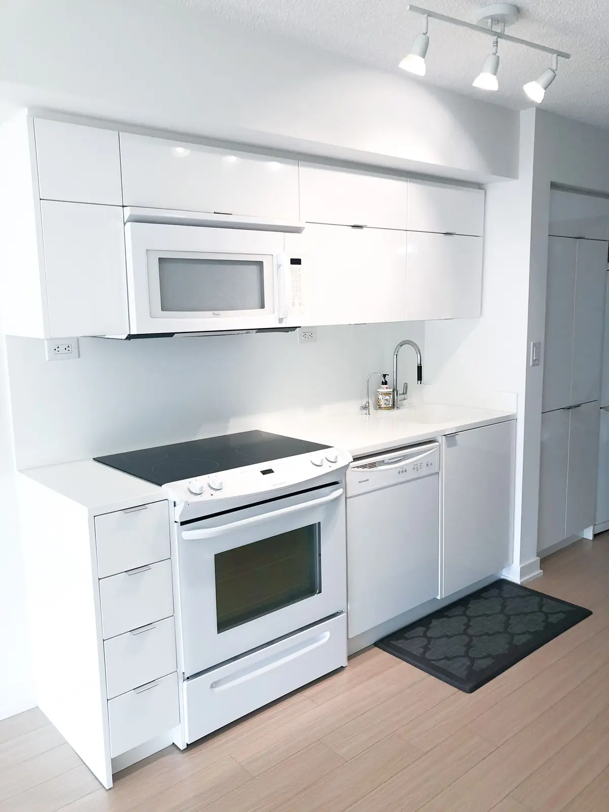 151 Dan Leckie WAY #820, Toronto C01, ON M5V 4B2