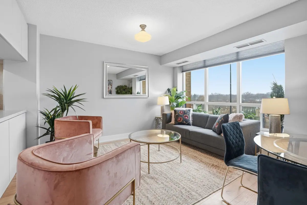 190 Manitoba ST #802, Toronto W06, ON M8Y 3Y8