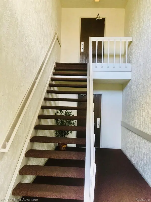 27915 Berrywood LN #70, Farmington Hills, MI 48334