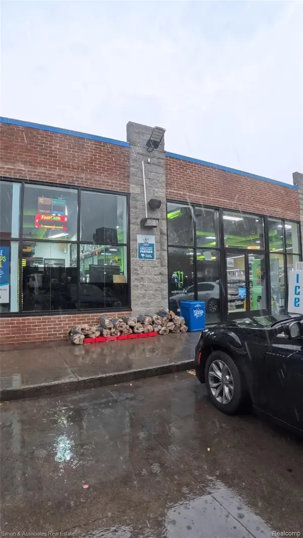 8009 E Jefferson AVE, Detroit, MI 48214