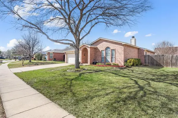 400 Candlestick Trail,  Saginaw,  TX 76179