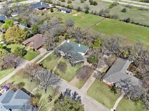 809 Majestic Oaks Court, Mansfield, TX 76063