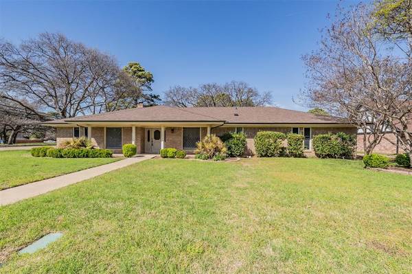 2415 Lakeview Circle, Arlington, TX 76013