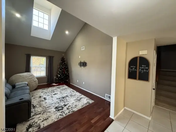 2 Sapphire Ln, Franklin Twp., NJ 08823