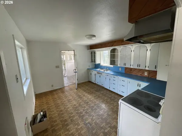 911 NE NEWTON CREEK RD, Roseburg, OR 97470