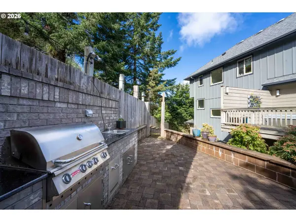 2024 CEDAR CT, North Bend, OR 97459