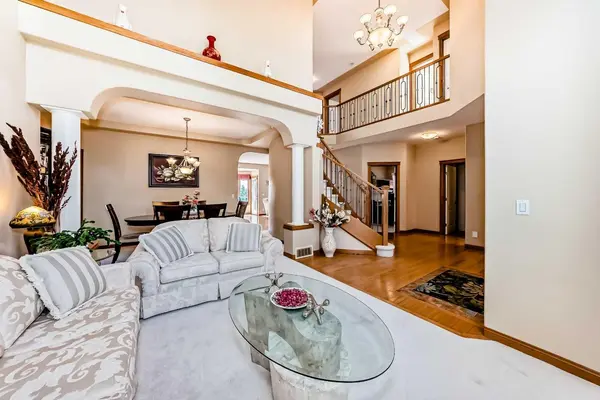 40 Royal Highland CT NW, Calgary, AB T3G4Y2