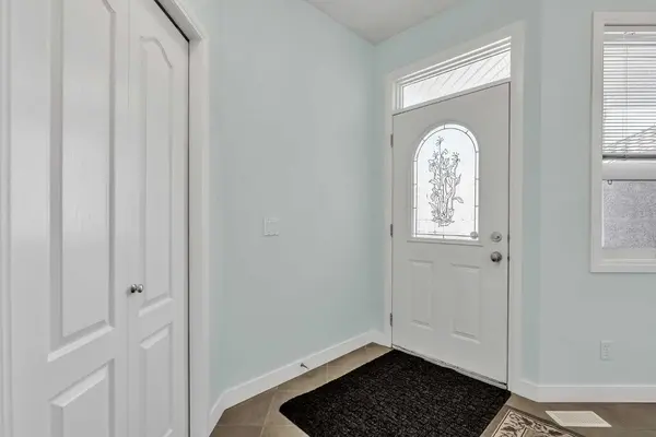 34 Royal MNR NW, Calgary, AB T3G 5T7